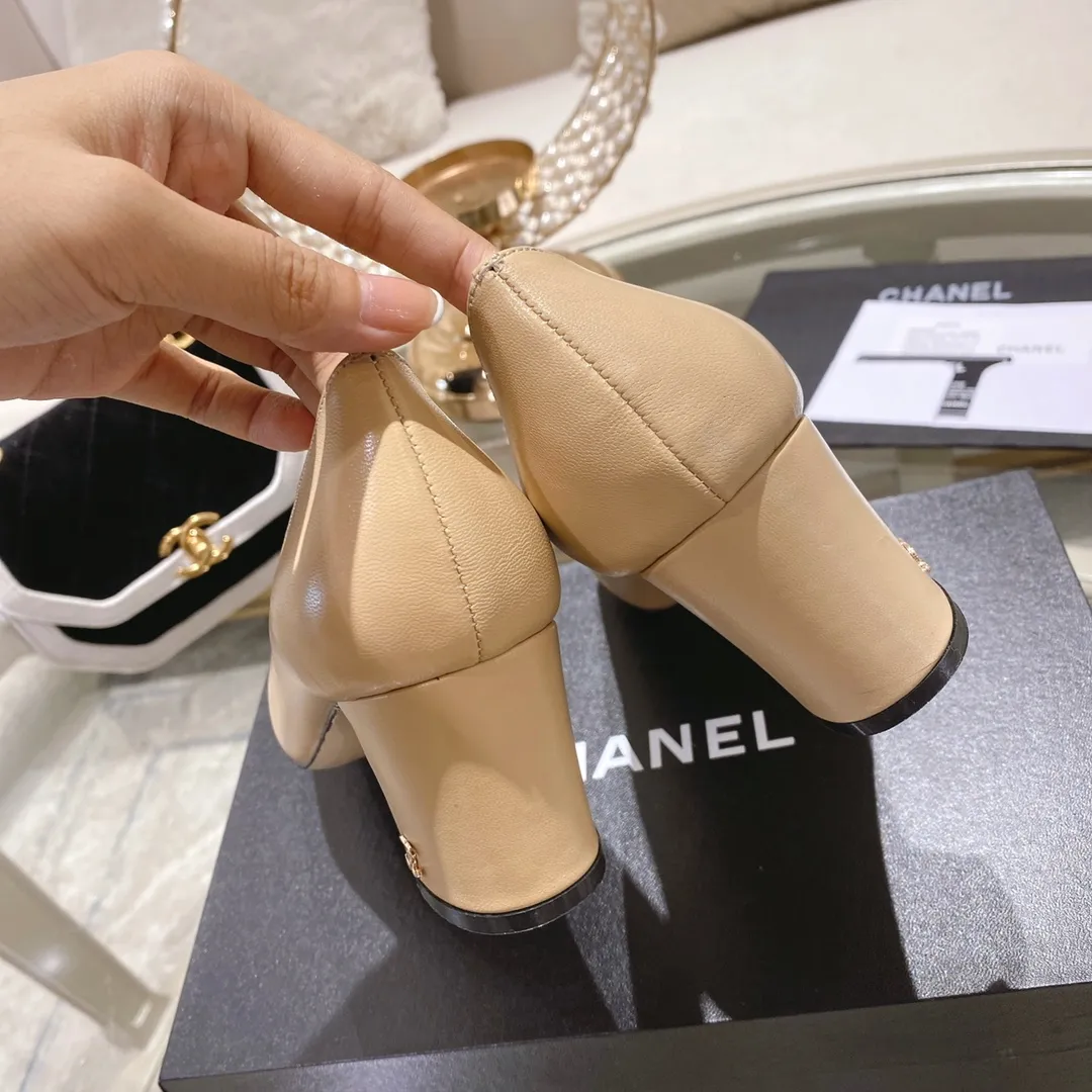👟👟Ex-factory price 440👟👟 Chanel - Spring and summer classic color-blocked thick heel single shoes ⚠ Fashionable catwalk style ❤ Mixed splicing colors, empty toe style on the inside, 2.5cm thick heel with small logo embellishment, a fashionable interpretation! How to match the series to look good! Original customized wood-colored genuine leather outsole, imported sheepskin surface, goatskin lining for feet... 34-40 regular size (41.42.43 custom-made, non-returnable) 🎁Latest full set of packaging at the counter